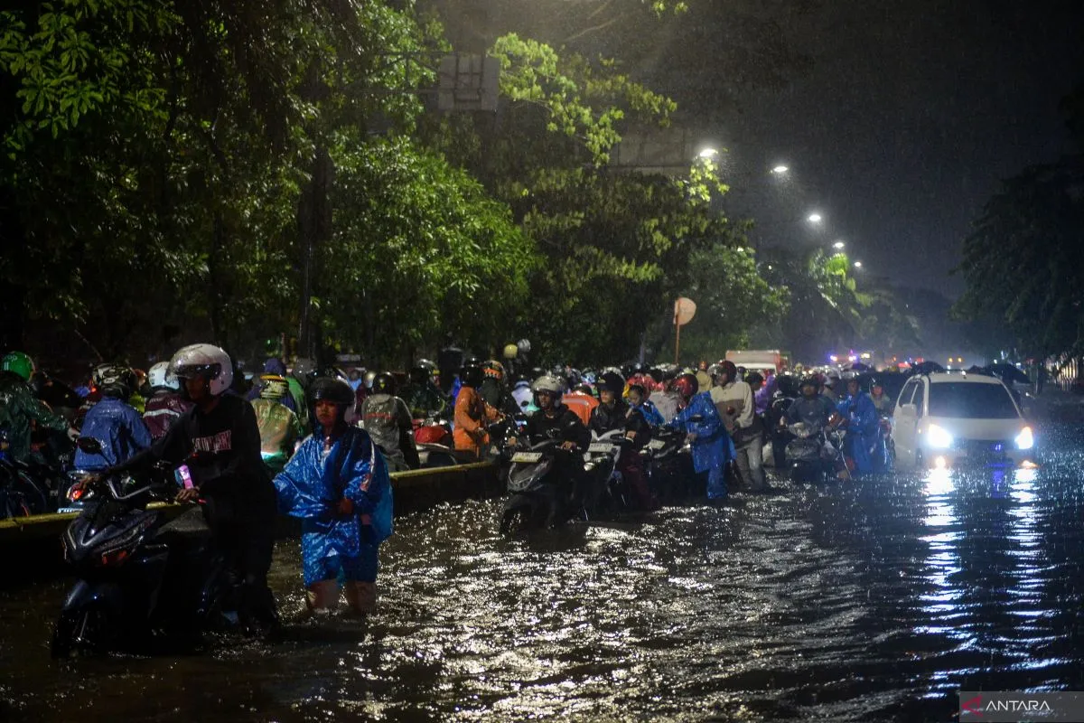 Lebih 2.000 warga mengungsi akibat banjir melanda sebagian Jakarta