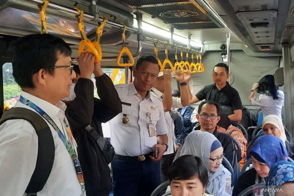 Wali Kota Jaksel dan ASN naik transportasi umum ke kantor
