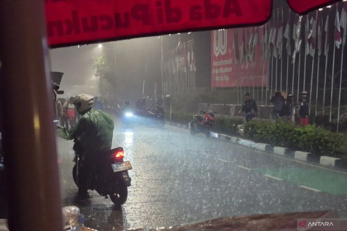 hujan-deras-demonstrasi-di-depan-gedung-dpr-mereda