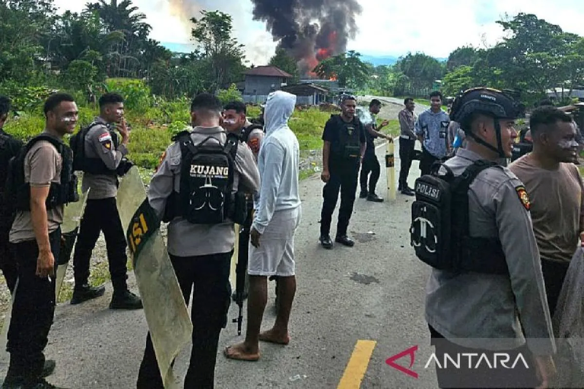 Yalimo Memanas, Sekolah Dibakar dan Polisi Terluka Kena Anak Panah