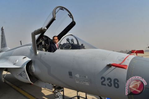 Presiden Meninjau Pesawat JF-17 Thunder