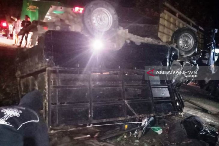 Mobil pengangkut babi tabrakan di Nagan Raya, satu penumpang meninggal