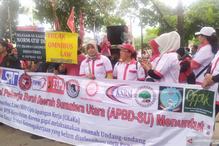 ribuan-buruh-di-medan-demo-tolak-omnibus-law