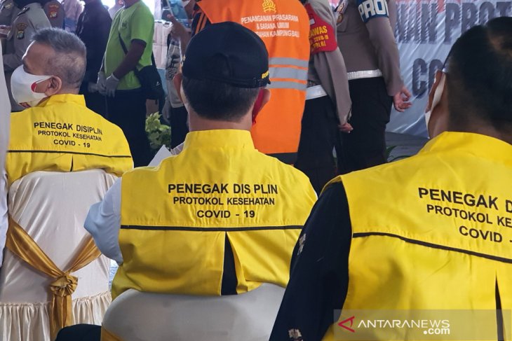 Polda beri rompi kepada 18 ormas Tanah Abang awasi protokol kesehatan