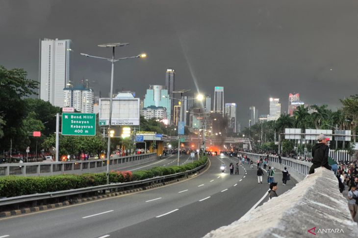 Hujan deras, demonstrasi di depan Gedung DPR mereda