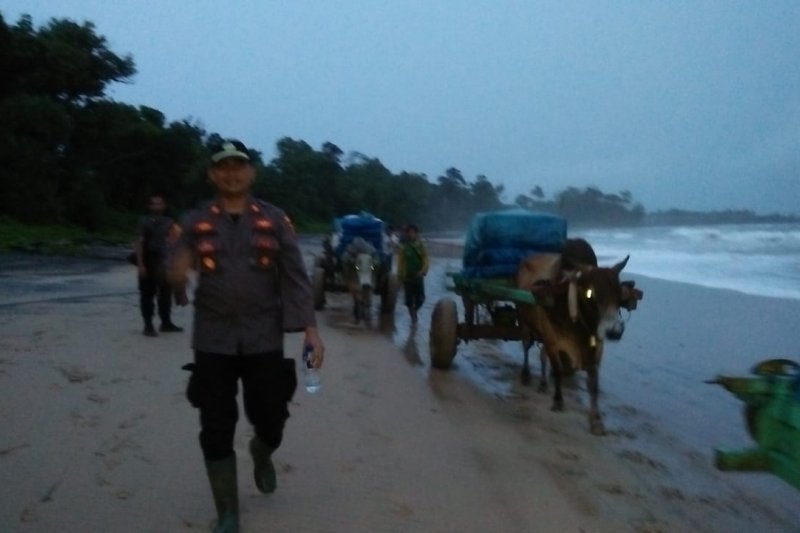 medan-berat-tak-halangi-petugas-bawa-logistik-pemilu