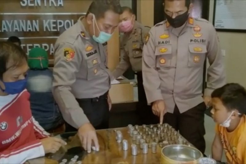 Mengharukan, Bocah SD Ini Sumbangkan Tabungan Koinnya Untuk Beli APD, Patut Ditiru!