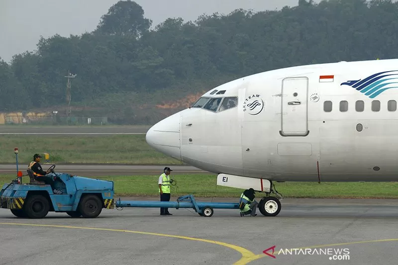 seluruh-penumpang-garuda-pecah-ban-di-syamsudin-noor-selamat