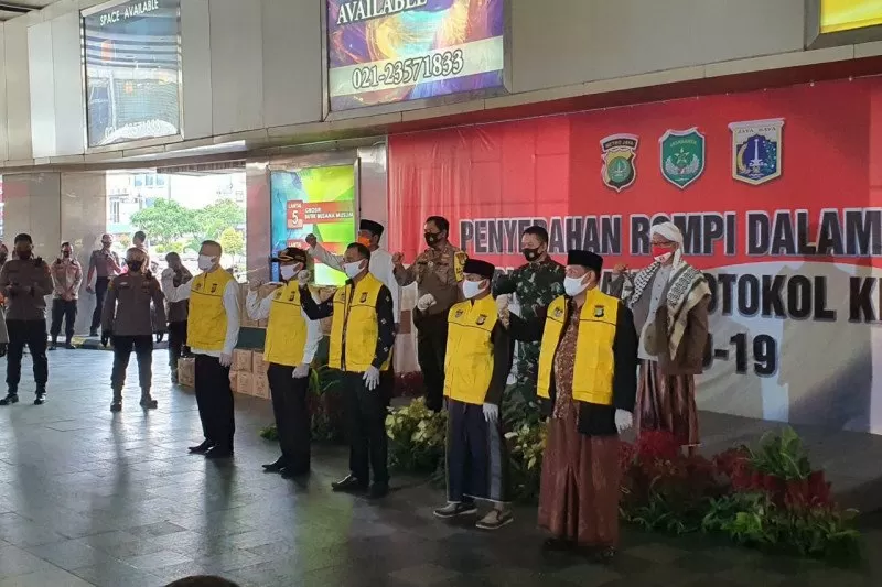 polda-beri-rompi-kepada-18-ormas-tanah-abang-awasi-protokol-kesehatan