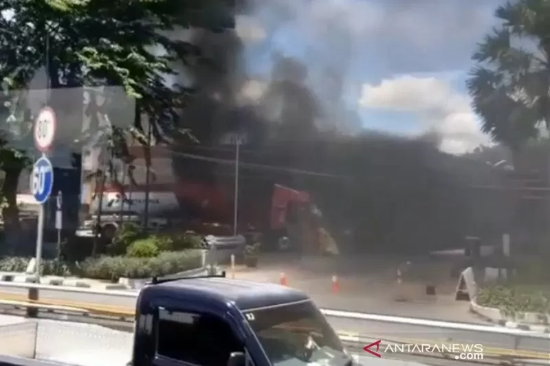 Dentuman di SPBU MT Haryono akibat truk tangki terbakar