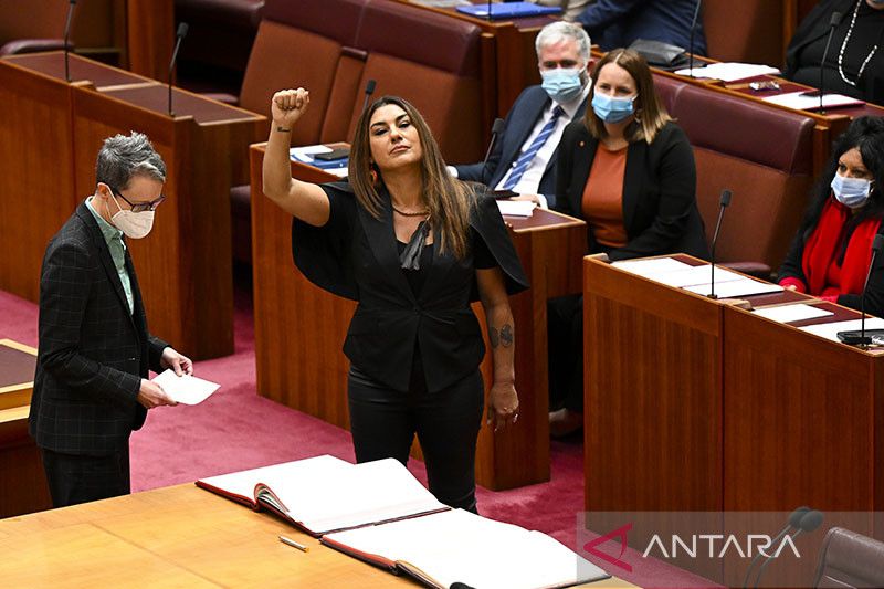 senator-pribumi-australia-pelesetkan-sumpah-sebut-ratu-penjajah