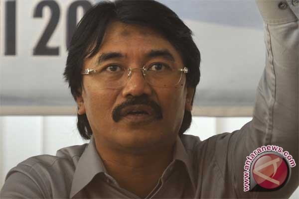 MITOS MENPORA DAN KUMISNYA. Siapa Menpora 2014?