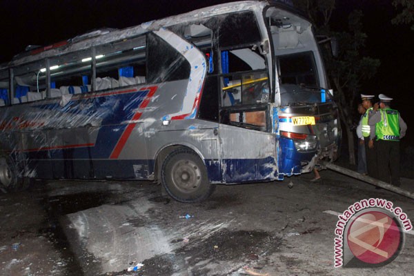 Bus Sugeng Rahayu Vs 2 Truk, 2 Tewas, 7 Terluka 