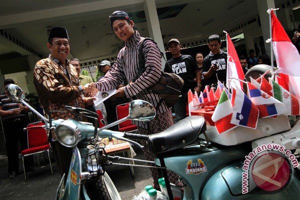 Perjalanan Naik Vespa Andy Leeano dari Jogja menuju Milan, Italia