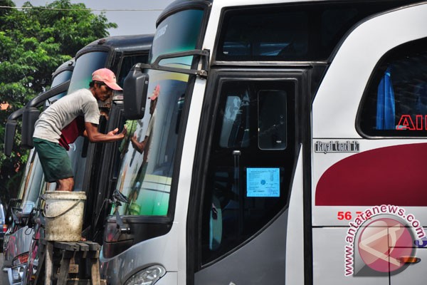 Inilah Tugas Para Kernet Bus Malam