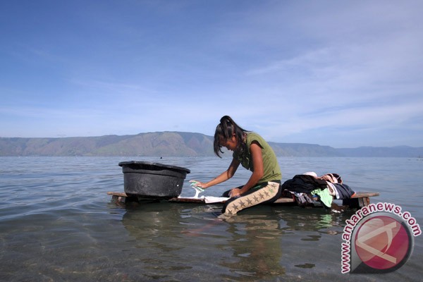pedulikan harta indonesia yang satu ini (save lake toba)