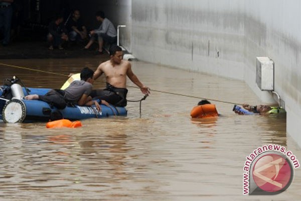 Evakuasi Korban Banjir 'Tsunami' di Basement UOB Plaza