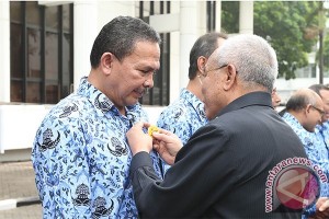 &#91;TEROBOSAN BARU&#93; Sekretariat Negara buat pin Anti Korupsi.. 