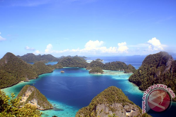 Menpora resmikan monumen khatulistiwa Raja Ampat