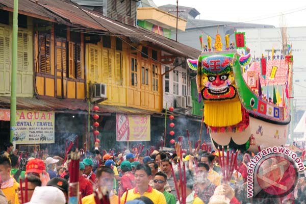 40-ribu-wisatawan-ramaikan-quotbakar-tongkangquot-riau