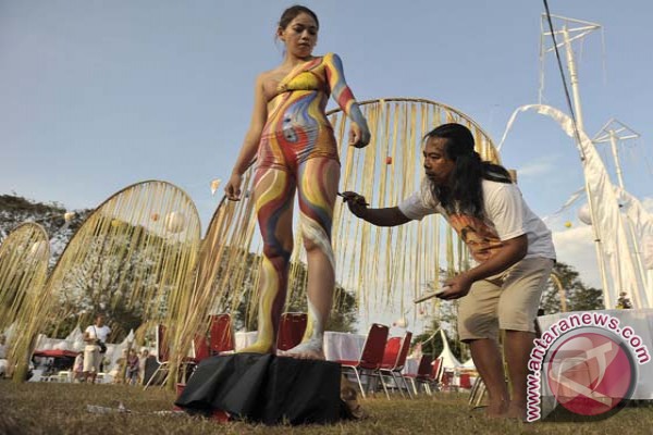 Puluhan Pelukis di Bali Melukis Tubuh Model Cantik 