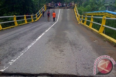 amblesyiah-jalur-trenggalek-ponegoro-putus-akibat-jembatan-putus
