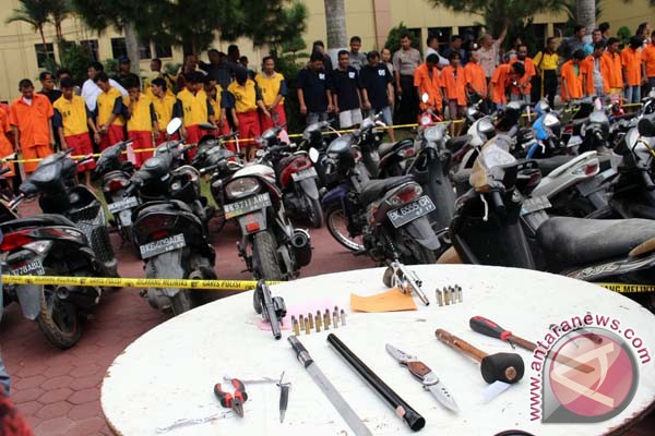 Kenapa Jalan Kita Tidak Dibuat Berlubang Saja?