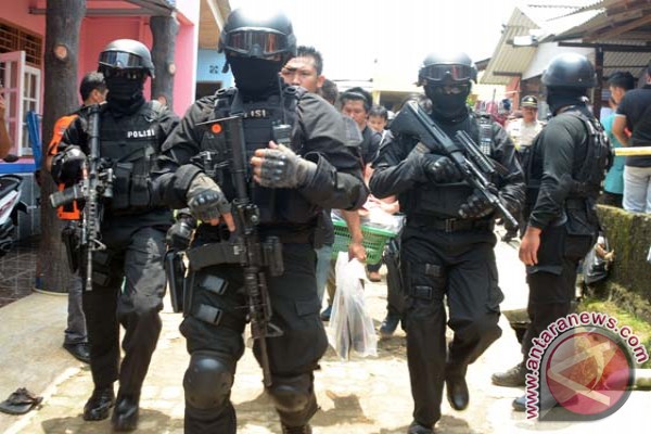 Densus amankan 2 terduga teroris di Surabaya