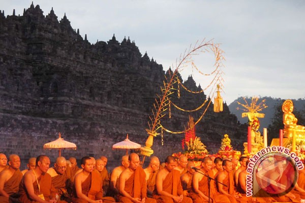  Para biksu doa matahari terbit di Borobudur