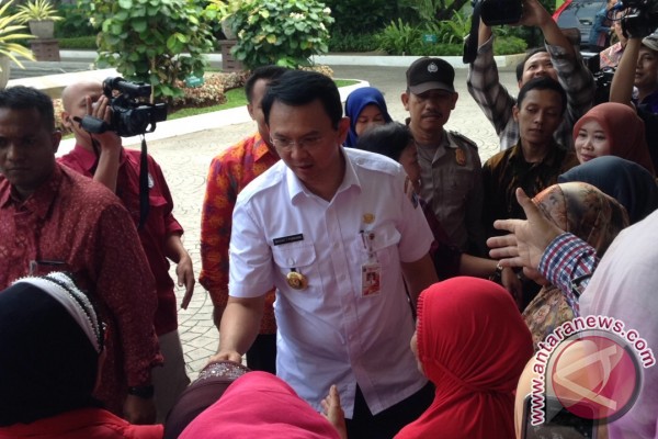 Foto Dengan Warga Ahok Larang Pose Dua Jari