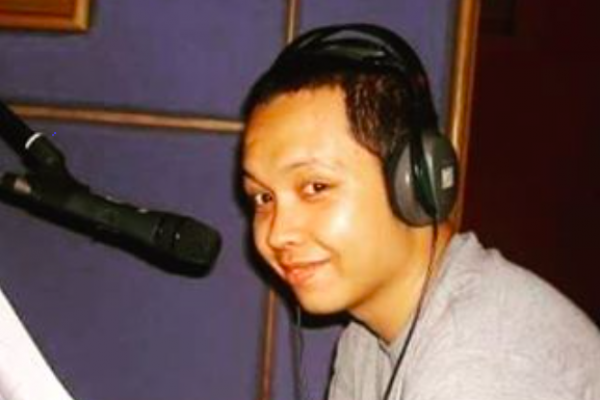 Denis Setiano, satu-satunya penyulih suara Mickey Mouse di Indonesia