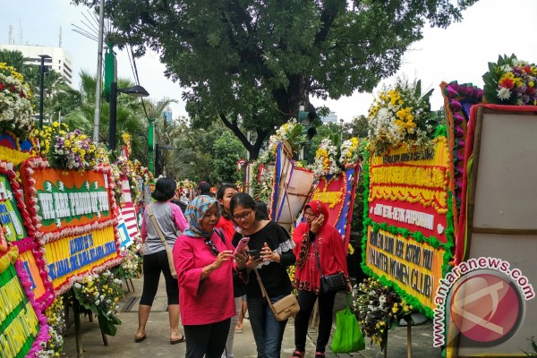 Karangan Bunga Ahok-Djarot Jadi Obyek Wisata Saat Liburan