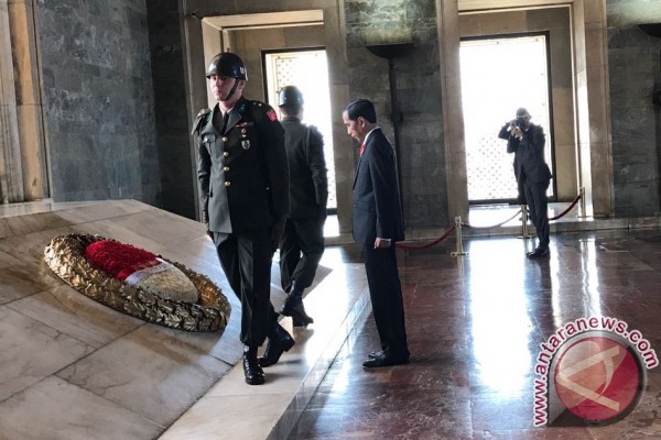 jokowi-letakkan-karangan-bunga-di-makam-presiden-pertama-turki