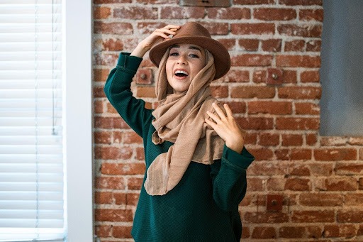 Tips Memilih Baju Muslim Wanita Kekinian, Tampil Cantik Walau di Rumah Aja