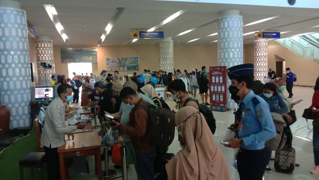 Kurang Petugas, Wisatawan di Bandar Udara Komodo Labuan Bajo Abai Protokol Kesehatan