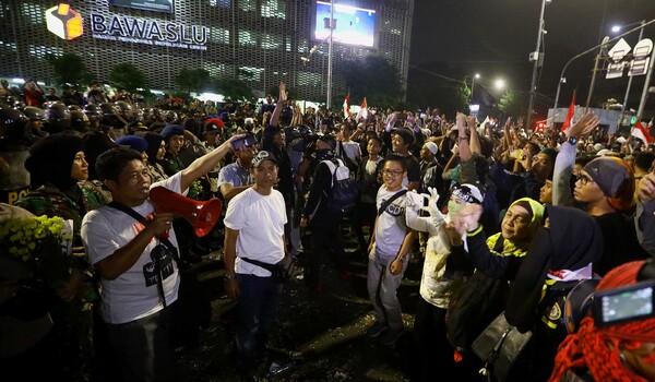 Polisi: Massa Pendemo Malam Hari Berbeda dengan yang Siang