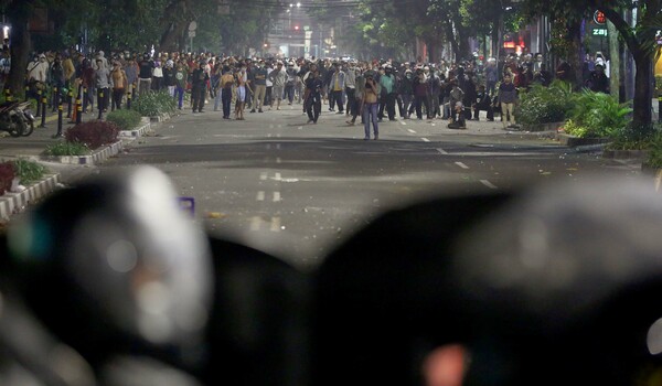 Polisi Ingatkan Waktu Sahur, Demonstran Jawab dengan Molotov