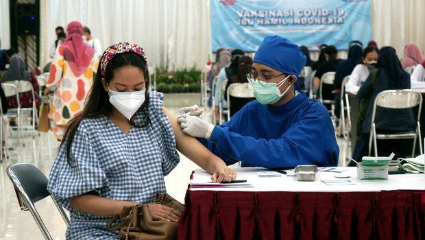 vaksinasi-covid-19-tembus-100-juta-world-bank-apresiasi-indonesia