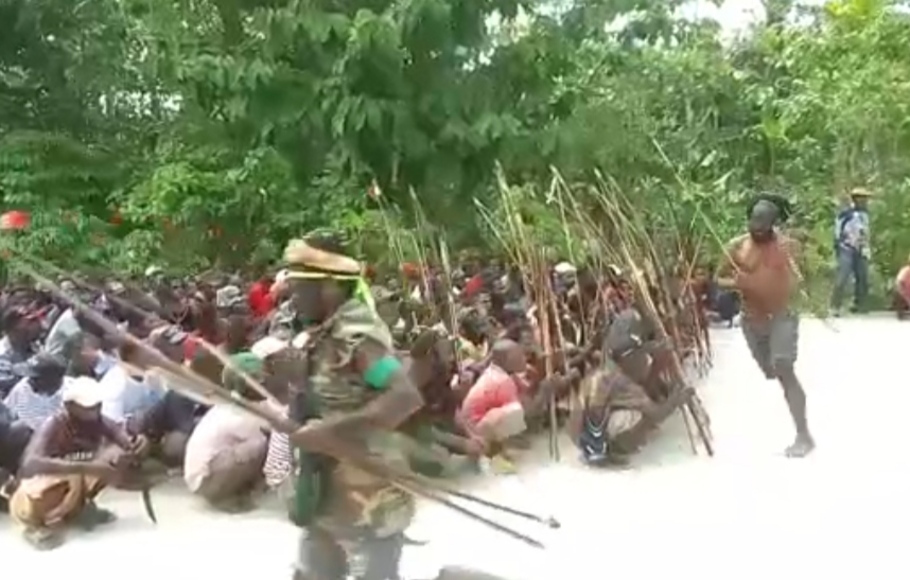 Bawa Panah dan Busur, Massa Jaga Ketat Kediaman Lukas Enembe