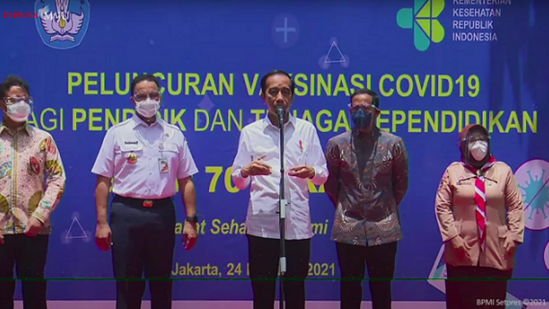 Presiden Jokowi Tinjau Vaksinasi Guru di SMA 70 Jakarta