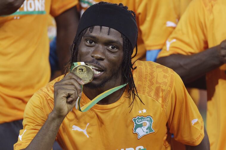 Meme Gervinho dan kursi plastiknya