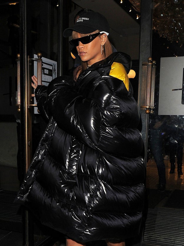 Jaket Rihanna kok kayak trashbag ya?