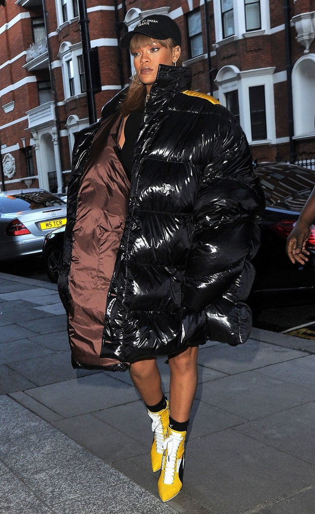 Jaket Rihanna kok kayak trashbag ya?