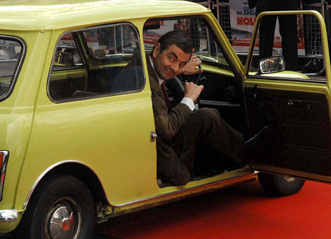 Mobil jaguar Mr.Bean terbakar