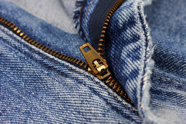 Begini Cara Mencuci Celana Jeans yang Benar Supaya Nggak Cepat Pudar