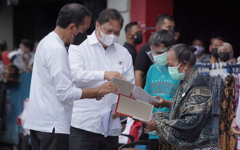 Kocak! Jokowi ke Jogja Bagikan Bantuan PKL, Malah Dikira Resmikan Warung Soto