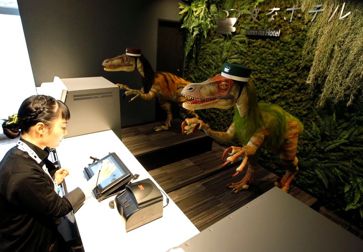 Hotel di Jepang ini Memakai Dinosaurus Sebagai Resepsionis!