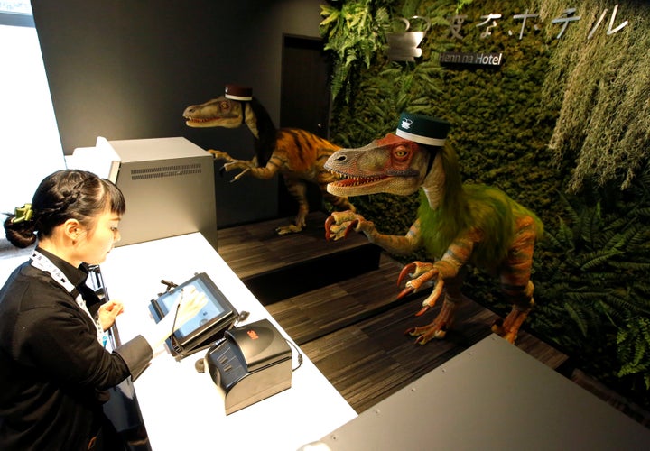 hotel-di-jepang-ini-memakai-dinosaurus-sebagai-resepsionis