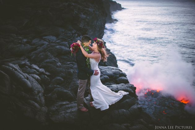 Pasangan Pengantin Ekstrim Ini Berfoto Di Atas Gunung Berapi