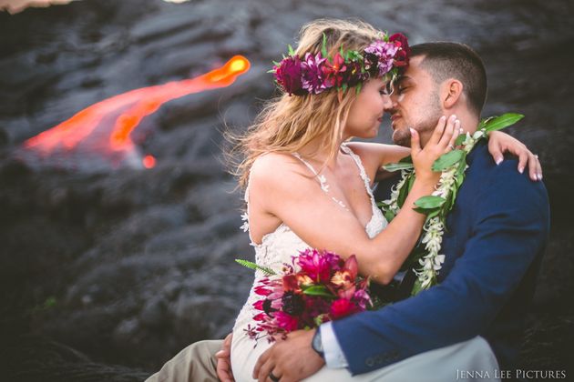 Pasangan Pengantin Ekstrim Ini Berfoto Di Atas Gunung Berapi